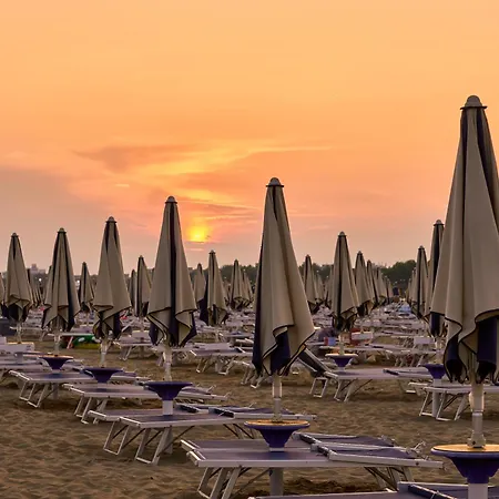 Cozy With Swimming Pool And Fireplace Appartamento Bibione